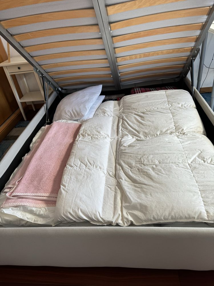 Cama estofada, encosto tipo almofadas e com arrumacao + Oferta colchão