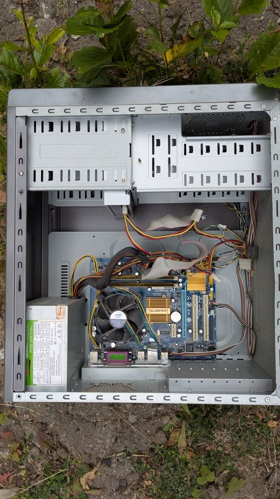 Материнская плата Gigabyte GA G31M - ES2C ddr 11800 + блок питания и с