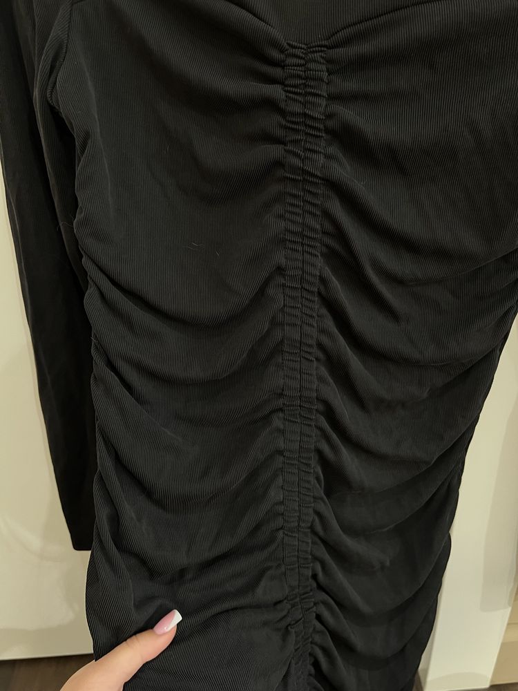 Черное платье в рубчик Reserved