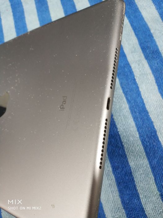 Apple iPad A1822 (64gb)