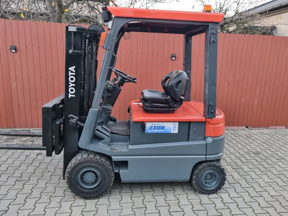 Wózek widłowy Toyota elektryczny