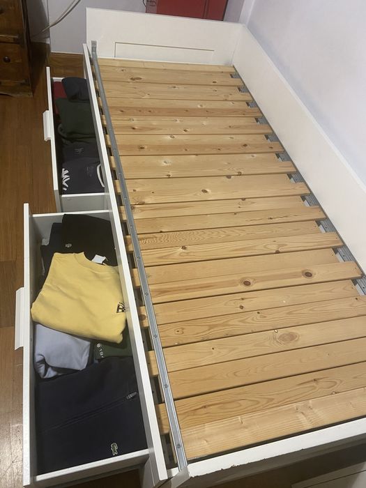 2x Cama indivual com gavetas e colchões.