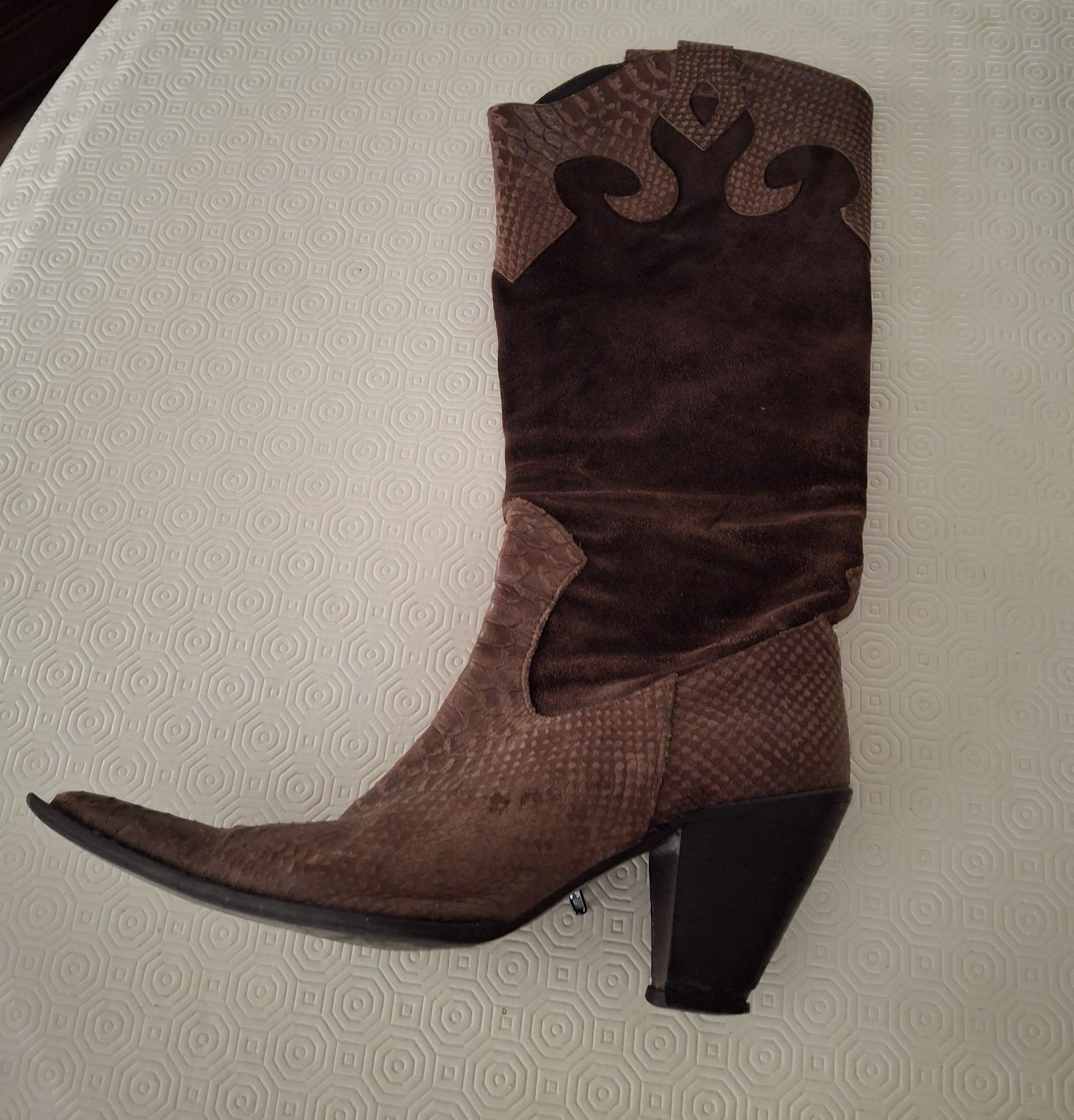 Botas tipo comboy.
