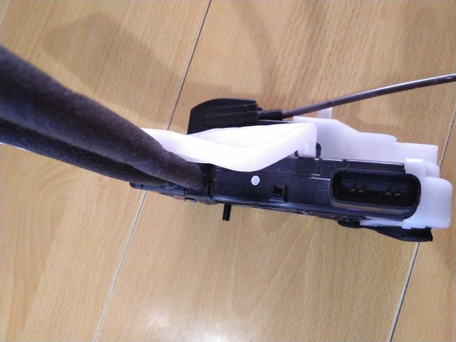 Замок двери Hyundai IX35 задней правой 81420-2S000.