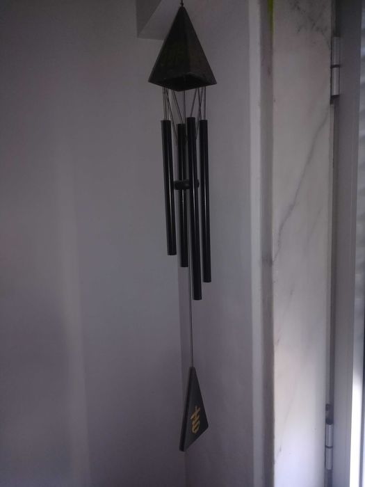 Espanta espíritos preto com caracteres chineses