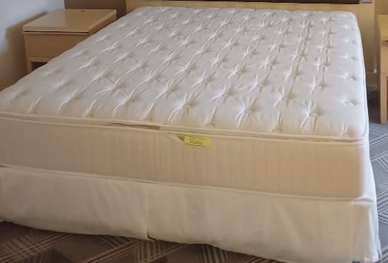 Komplet łóżko(materac+ stelaż] + szafka nocna