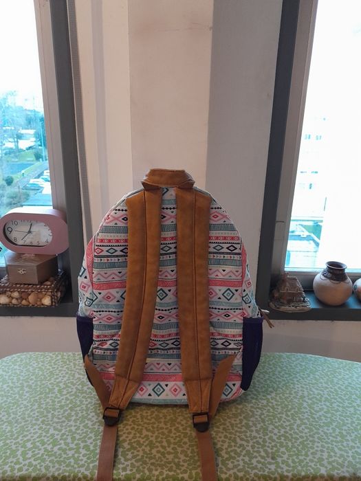 Vendo Mochila de Senhora muito bonita como nova