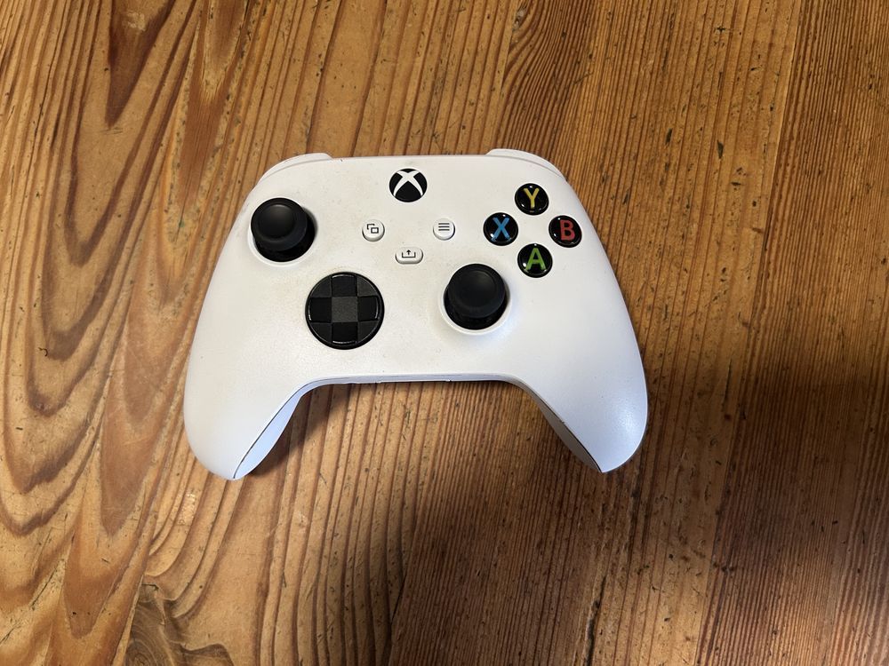 Xbox series s + pad i 5 gier