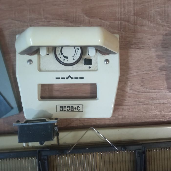 Нова в'язальна машинка " Нева-6".