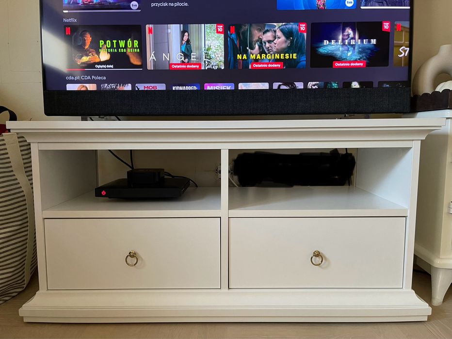 Biała szafka RTV Paris Tvilum