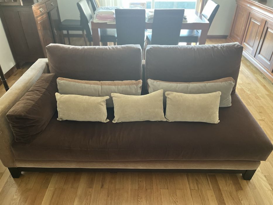 Sofá Castanho com almofadas