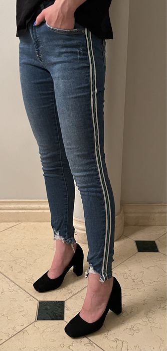 Damskie jeansy z lampasami Zara