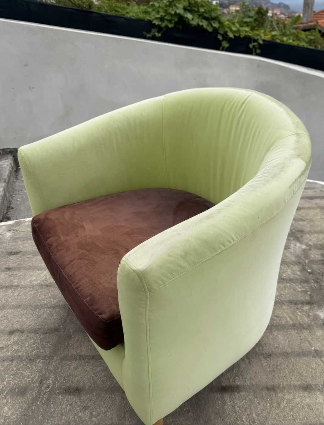 Cadeirões verde e castanhos (com algum uso) - 100€