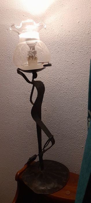 Candeeiro design perfil feminino