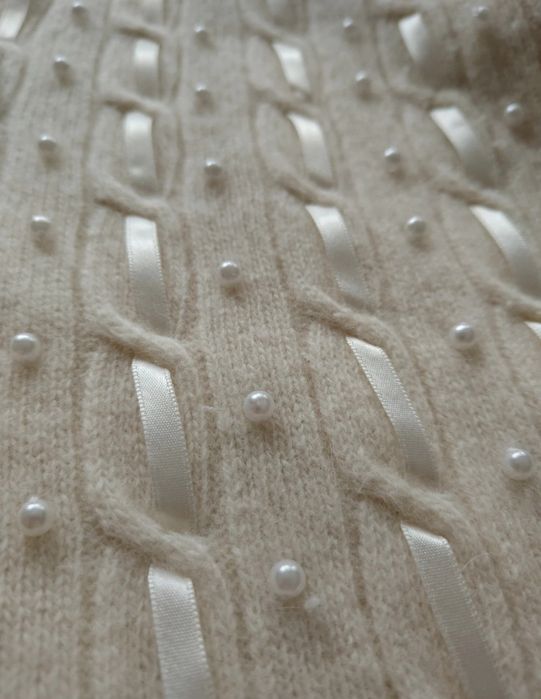 Sweter elegancki z perłami i wstążką