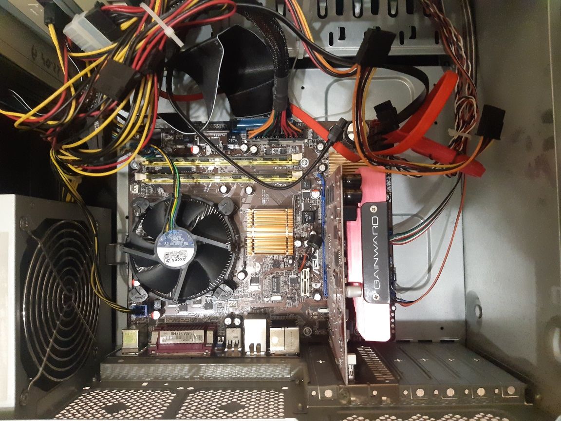 Jednostka  Asus z procesorem  Intel E5300