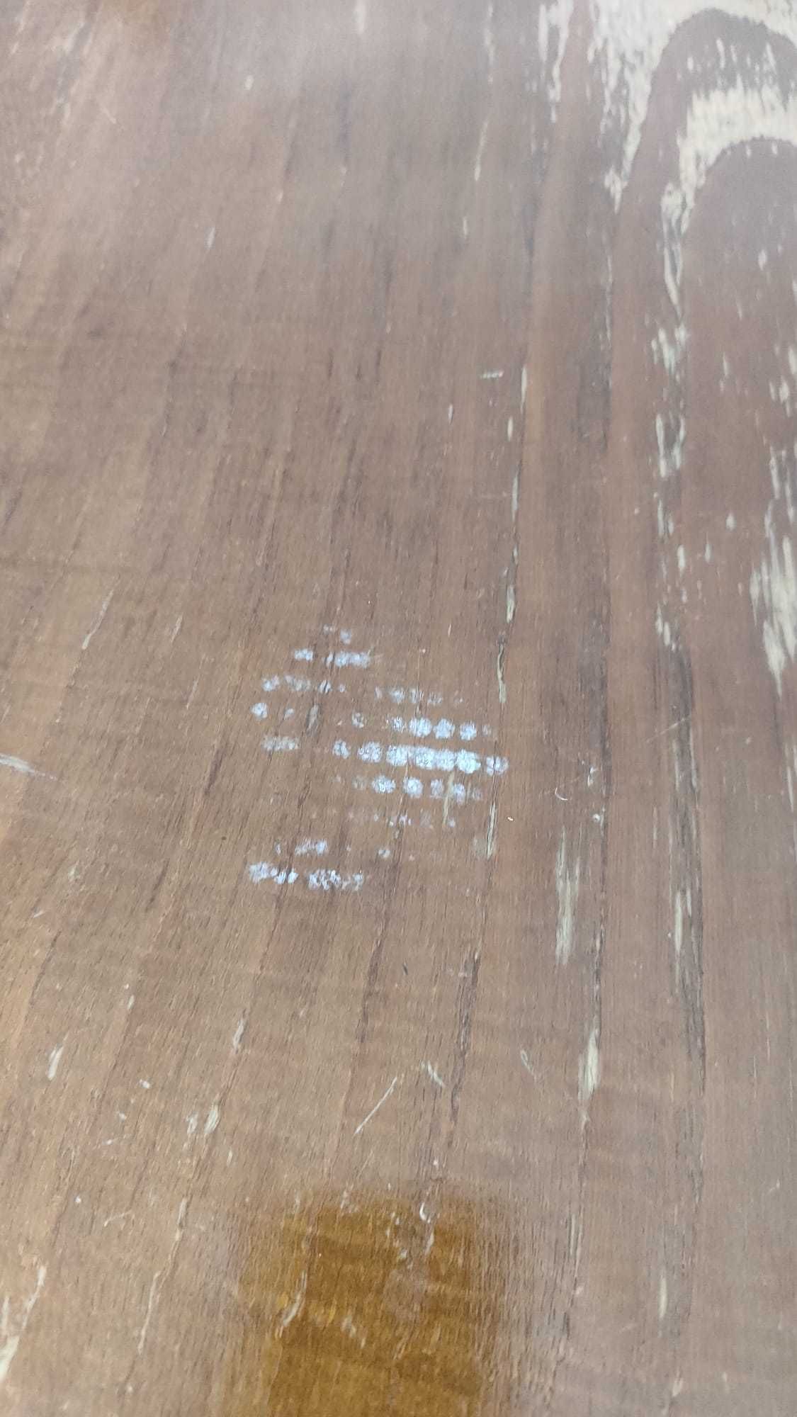 Mesa de madeira extensível com cadeiras