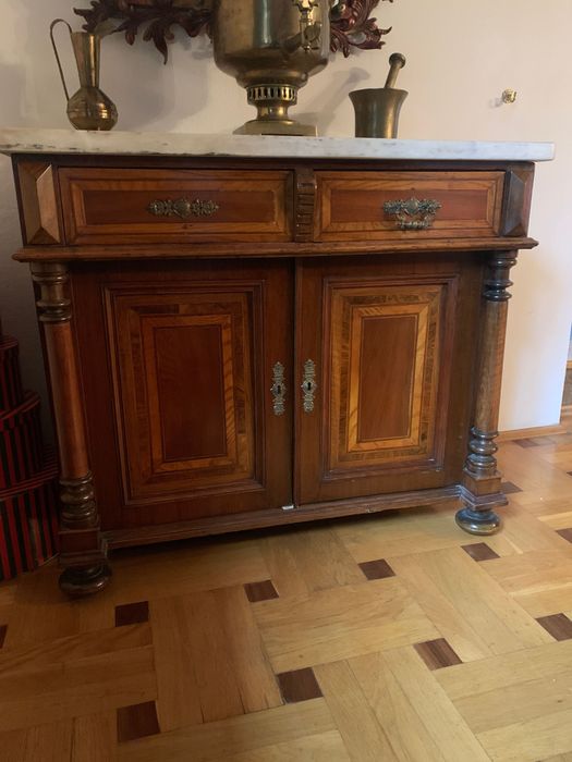 Komoda z marmurowym blatem