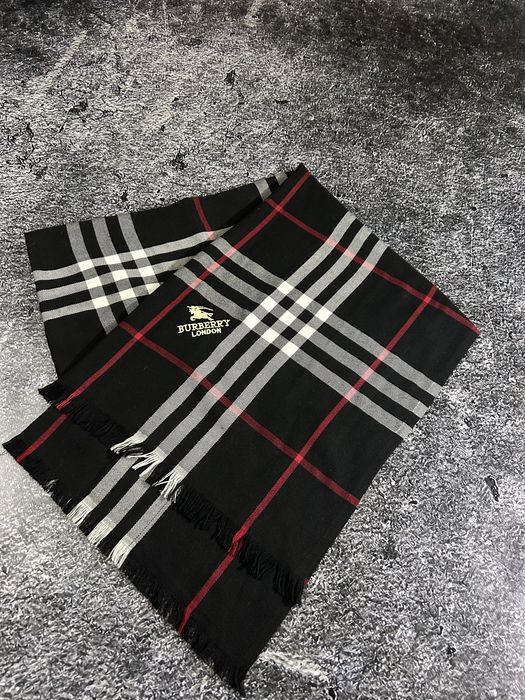 Шарф Burberry.