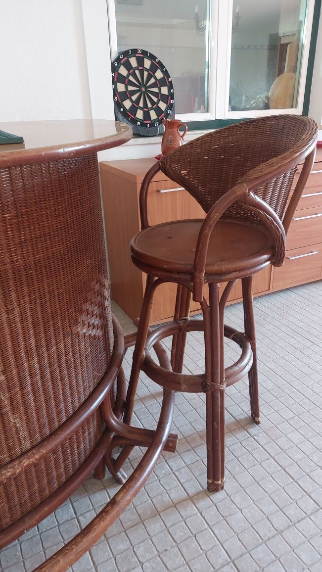 Bar de verga com cadeiras