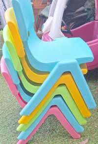 Plastikowe krzesełka dla dzieci żłobkowych