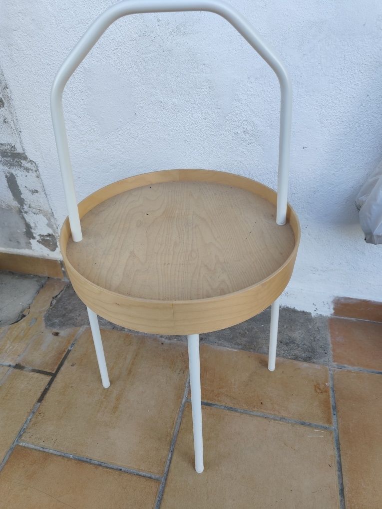 Mesa de centro  com base em madeira.