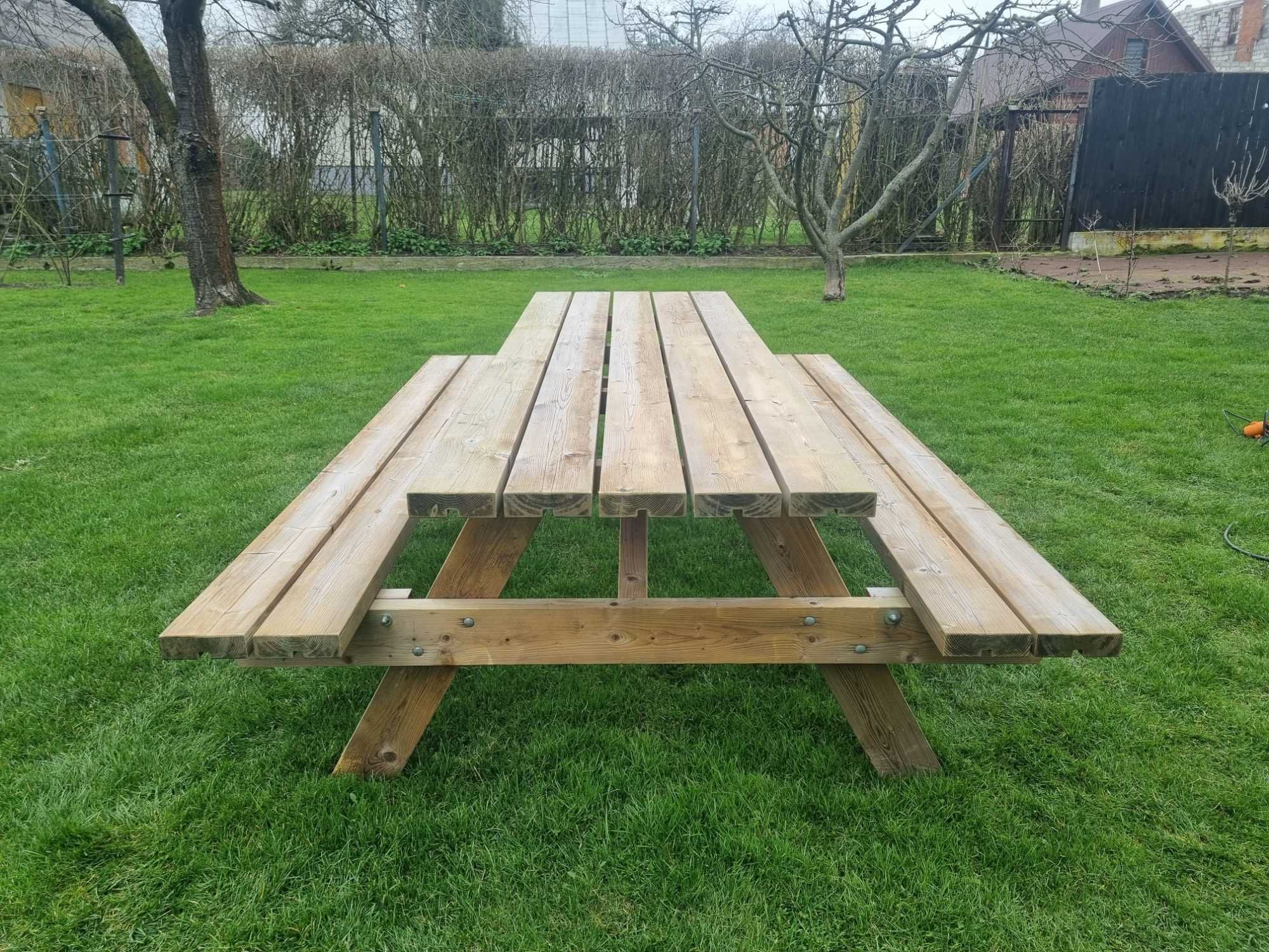 Duży drewniany stół ogrodowy z ławkami