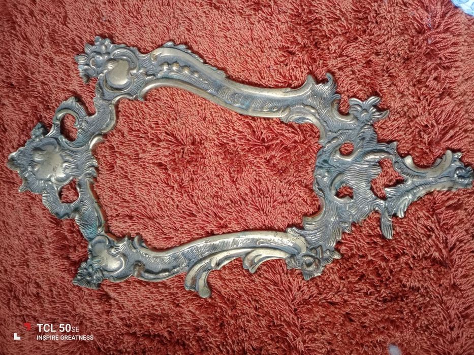 Moldura em bronze muita antiga em bom estado.