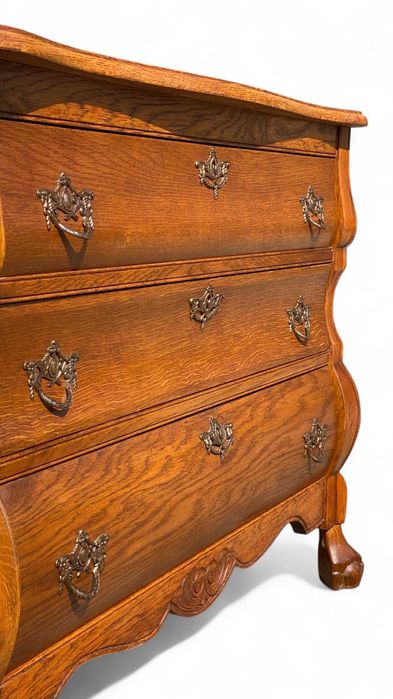 Stylowa brzuchata komoda na rzeźbionych nogach