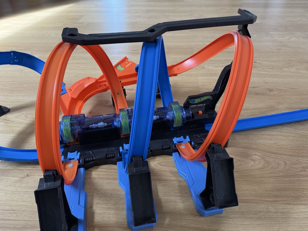 Hot Wheels Corkscrew Crash Track Set, Motorized Track with 3 Corkscrew