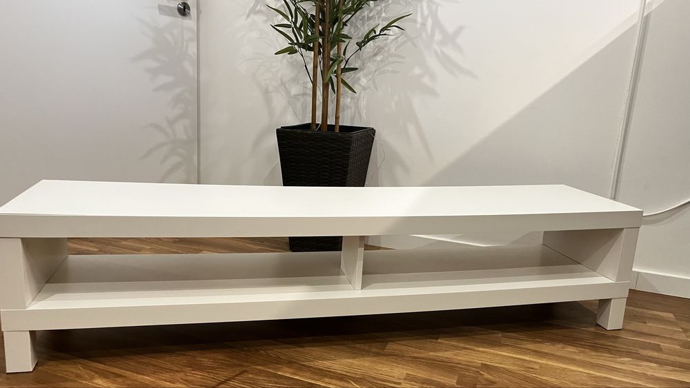 Móvel de TV com pequeno defeito