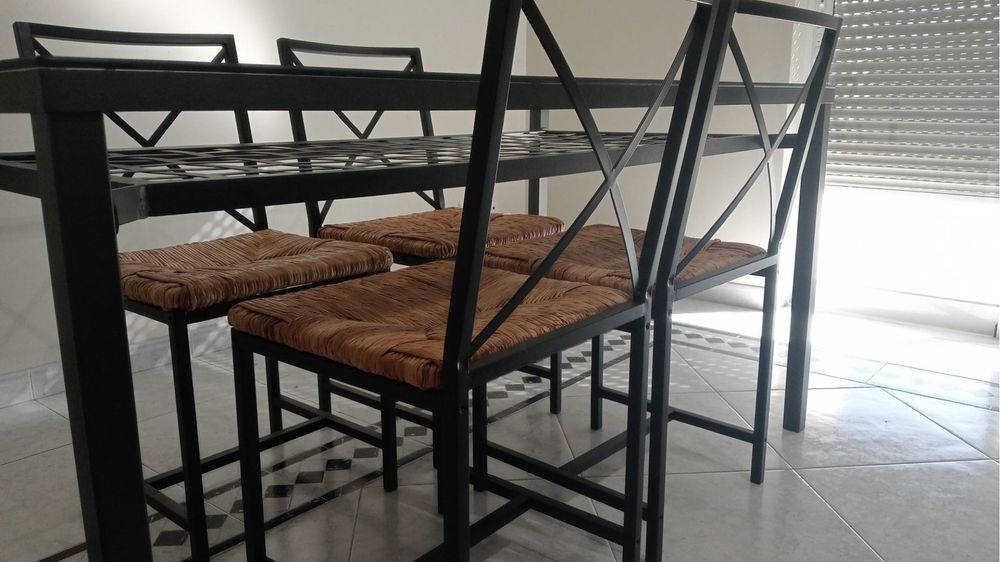 Mesa e cadeiras como novas