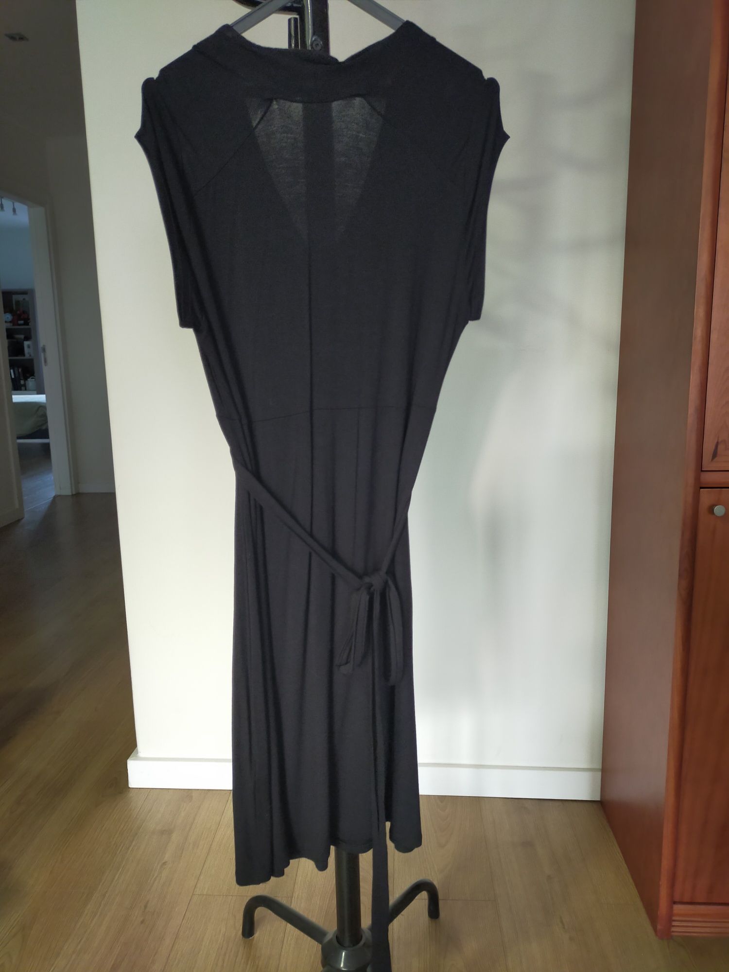 Vestido preto manga cava