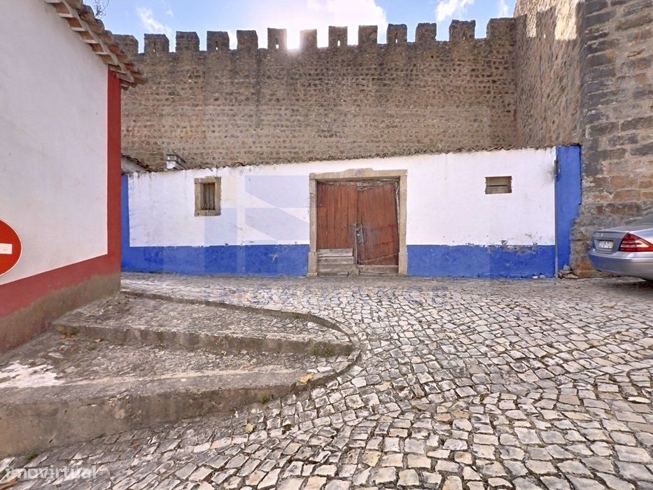 Garagem ou Armazém Confinante com Muralhas do Castelo de Óbidos