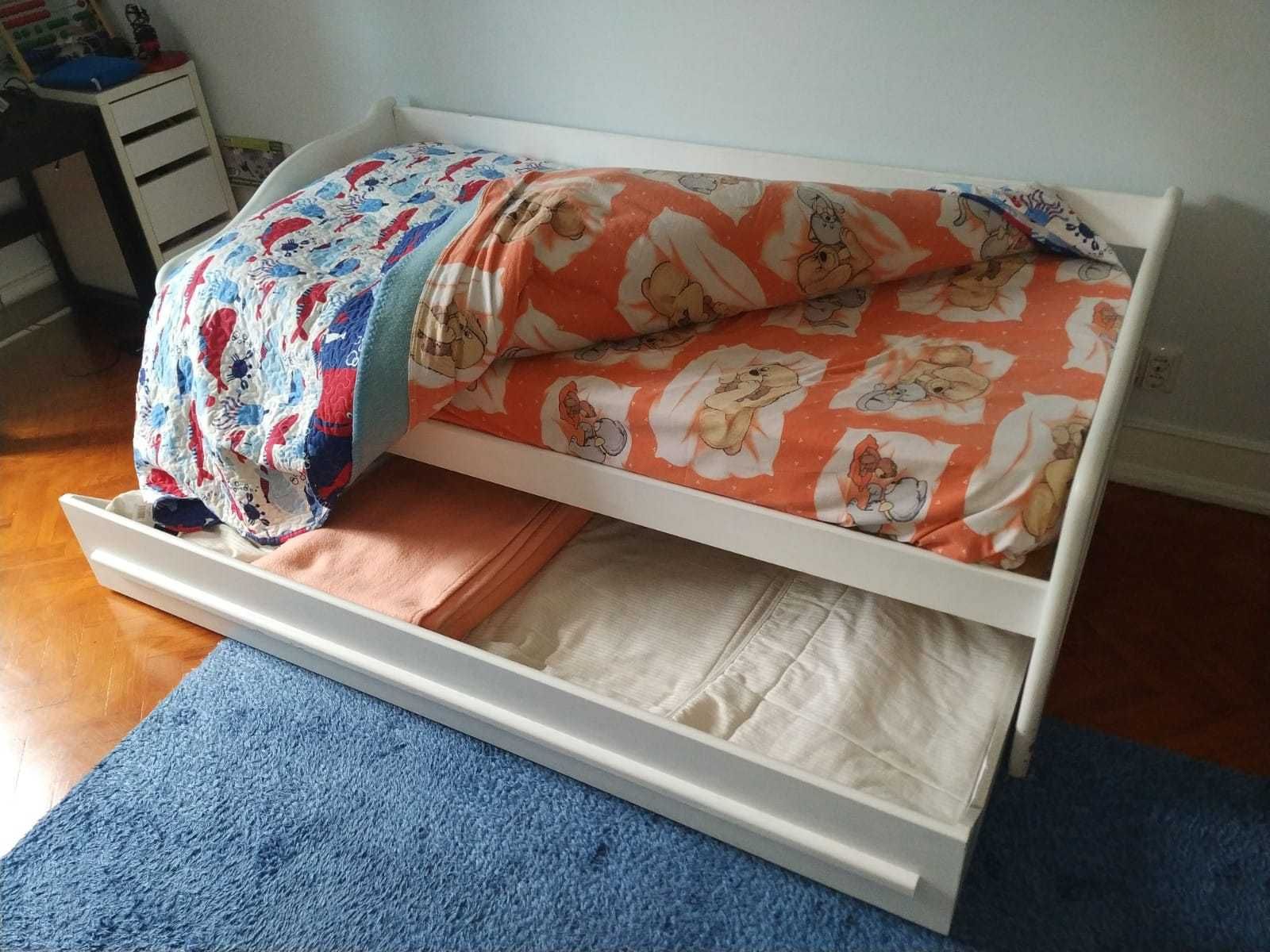 Cama estilo divã em madeira com gaveta-cama e colchão
