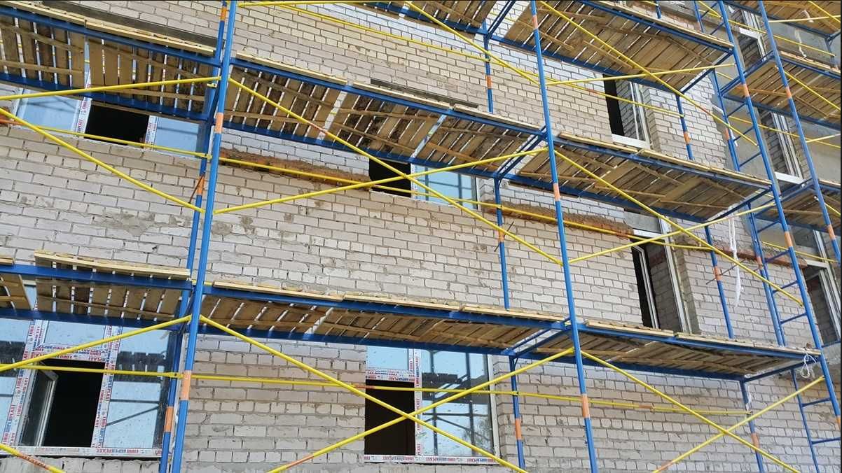 Вишка тура. Нова. Будівельне риштування. Покрашені. Леса строительные.