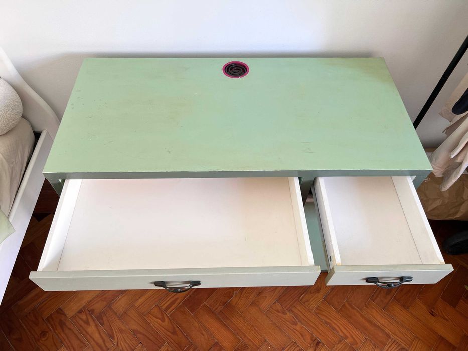 Secretária em madeira verde menta