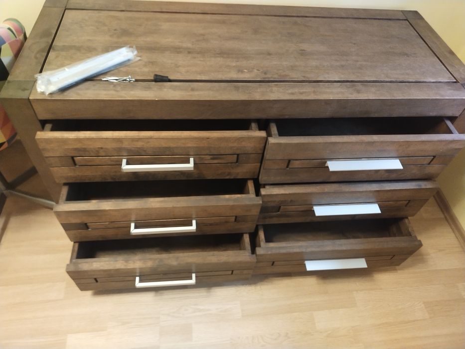 Duża komoda drewniana,  naturalne drewno - orzech,  woskowana