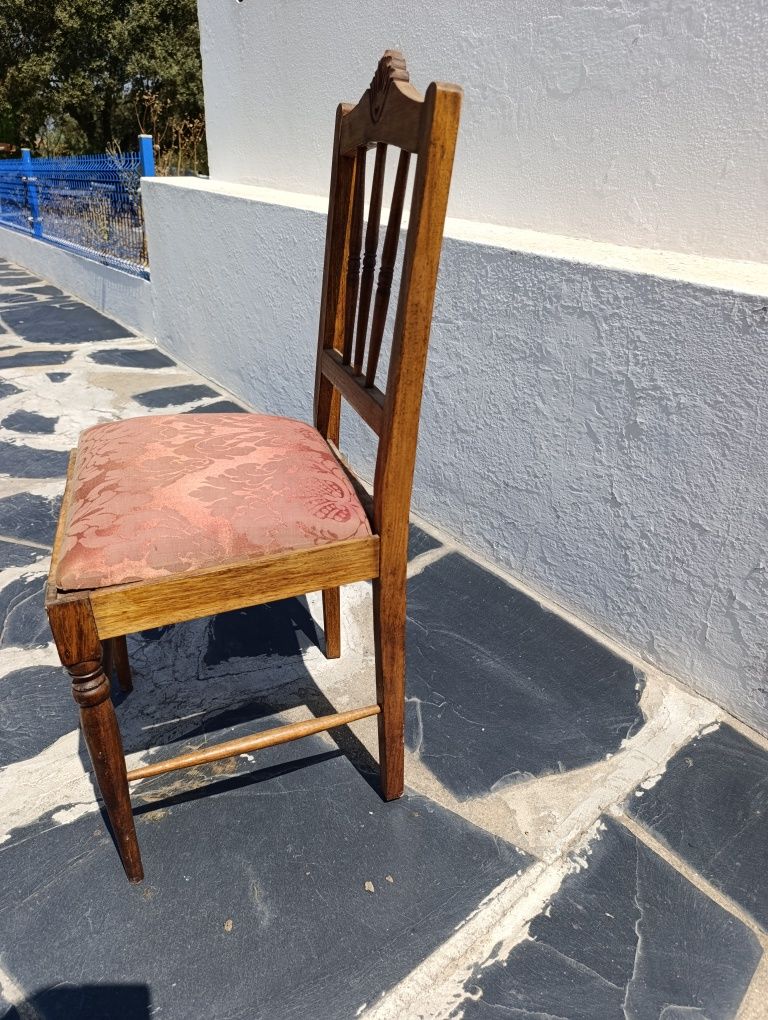 Moveis antigos de madeira maciça em excelente estado de conservação,