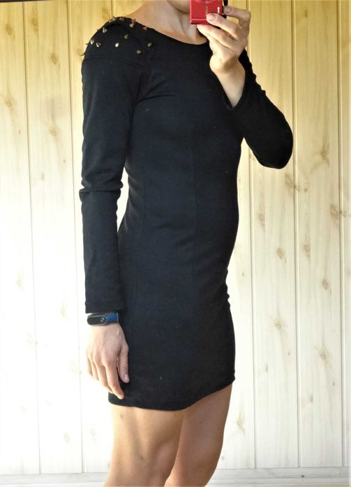 czarna mini sukienka długi rękaw s 36 z kolcami złote
