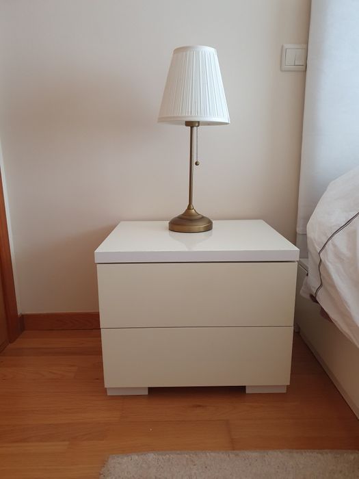 Duas mesas de cabeceira