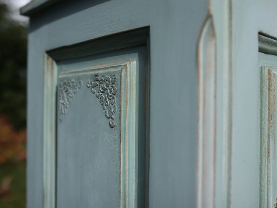 Ręcznie odnowiona komoda drewniana szafka