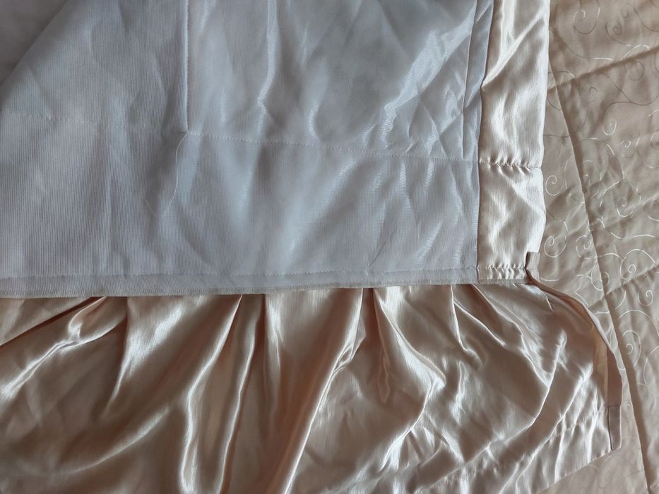 Narzuta na łóżko 160 cm z poduszkami – elegancka, z podszewką, zlota