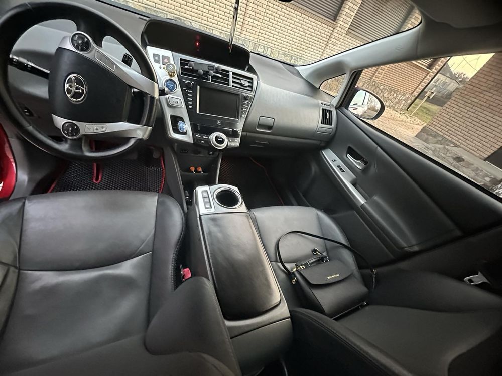 Toyota Prius V 2011 год не крашен