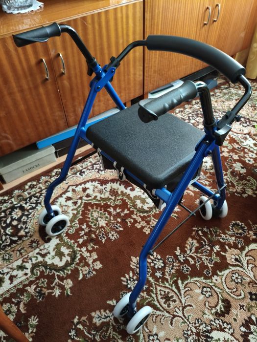 Chodzik, balkonik dla osoby z kłopotami w poruszaniu. Nowy