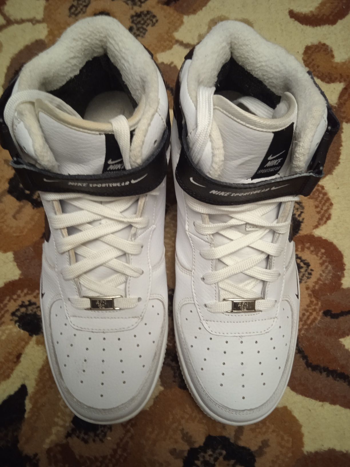 Ботинки(м.),Nike air,р.43,цвет белый,с черными вставками,на