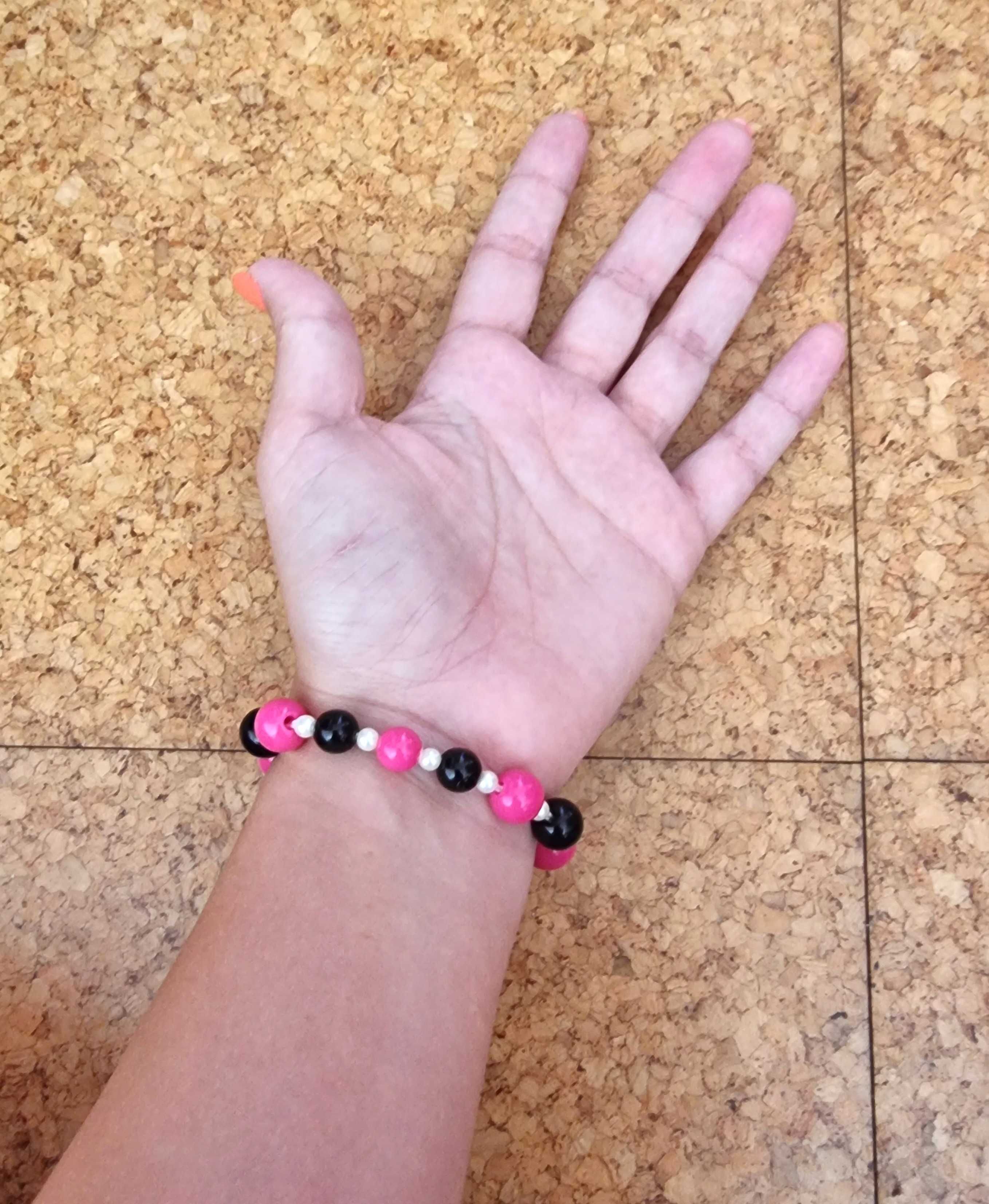 Pulseira tricolor rosa, preta e branca