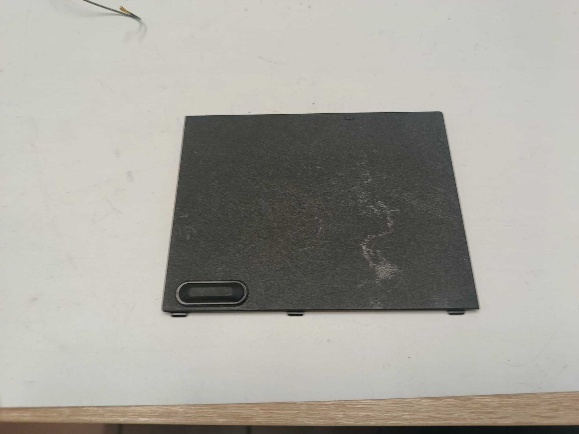 Mała klapka dolnej obudowy laptopa Asus K50C.
