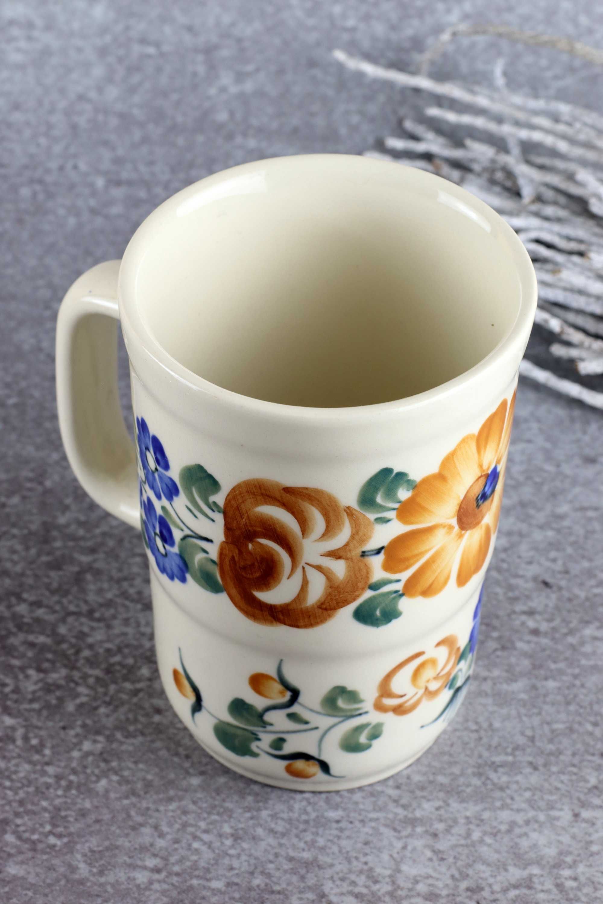 Fajansowy kufel z kwiatową dekoracją fajans Włocławek ceramika prl