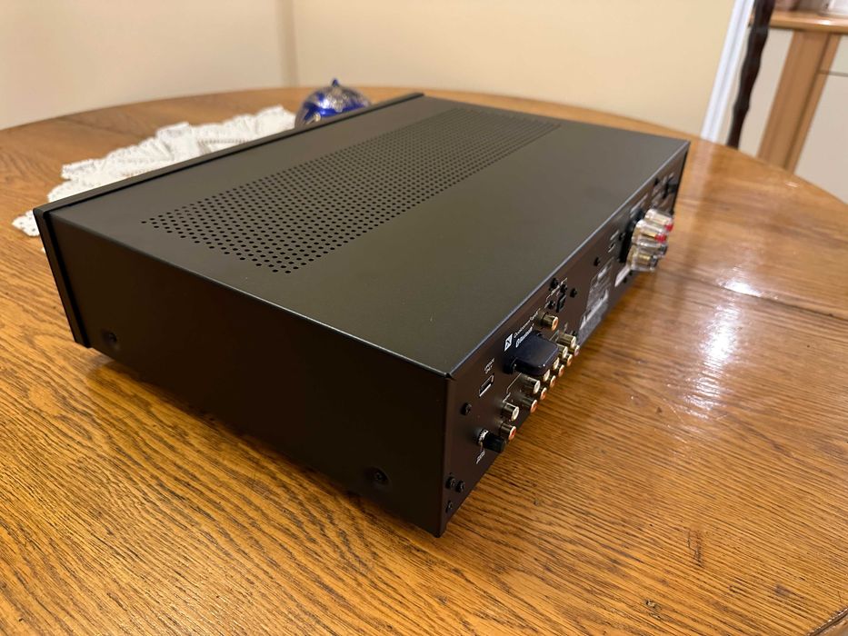 Wzmacniacz Magnat MA 700 stereo hybrydowy 2.1